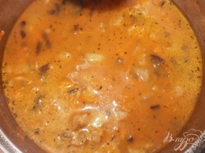 Обжаренную морковь отправляем в суп. Добавляем нарезанные кружочками оливки и варим примерно 5 минут (всего варим суп 25-30 мин).