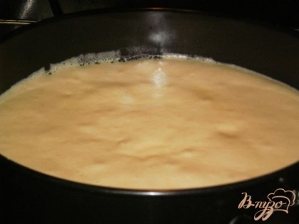 Тесто выливаем в смазанную маслом форму и выпекаем бисквит 30-40 минут при температуре 180 градусов (готовность проверяем зубочисткой).
