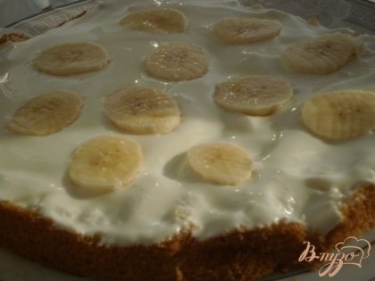 На одну часть бисквита укладываем кусочки банана, затем смазываем взбитыми сливками и сверху опять кусочки банана.