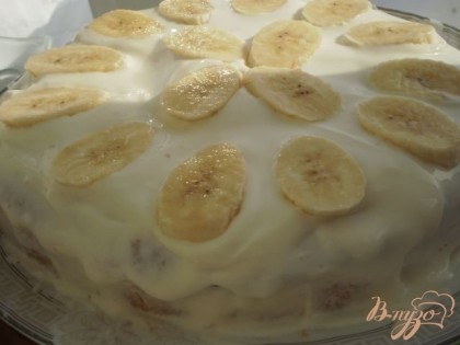 Готово! Накрываем другой частью бисквита, верх и бока промазываем сливками и украшаем кусочками банана. Торт готов!Приятного чаепития!