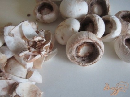 На такую закуску хорошо брать совсем маленькие грибы. Чтобы раз и в рот !У грибов вынуть ножки и отчистить от кожуры на шляпках.