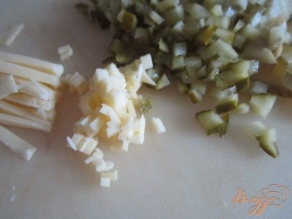 Мелко порезать огурчик и сыр.