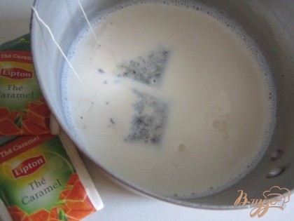 Молоко нагреть, опустить в него чайные пакетики и дать постоять под закрытой крышкой минут 5.