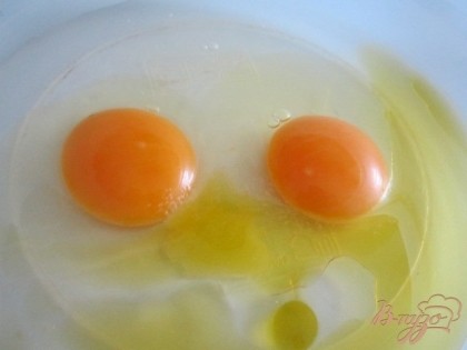 2 яйца, оливковое масло, теплую воду и чуть соли взбить немного венчиком.