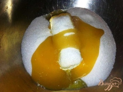 В огнеупорную миску положить сливочное масло, сахар и мед.Миску поставить на водяную баню и нагревать, помешивая, около 4-5 минут, пока смесь не станет однородной, а сахар частично растворится.