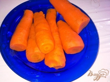 Отвариваем морковь и очищаем ее, нарезаем брусочками