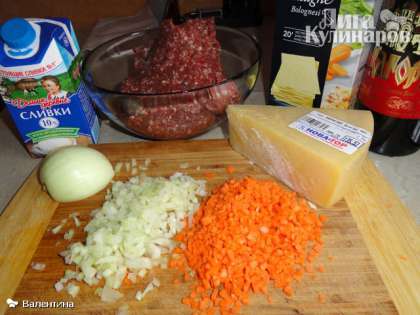 Нарежьте очень мелко репчатый лук и морковь.