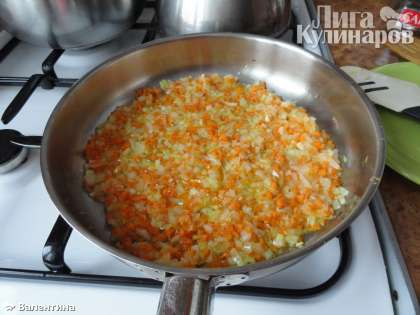 В сковородке разогрейте растительное масло, добавьте нарезанные морковь и лук и обжаривайте примерно 5 минут до прозрачности лука.