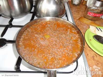 Консервированные томаты должны полностью покрыть мясо. Доведите смесь до кипения, посолите, поперчите, добавьте несколько листочков лаврового листа.