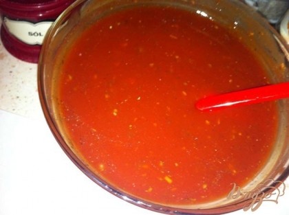 Готовим соус,для этого смешиваем томатный соус и базилик, даем настояться.