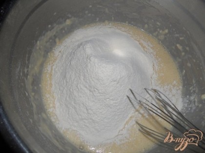 Яйца взбить с коньяком, солью, сахаром, добавить сливки и перемешать, всыпать муку.