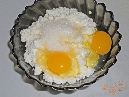 Творог взбить блендером с яйцами и ванильным сахаром.