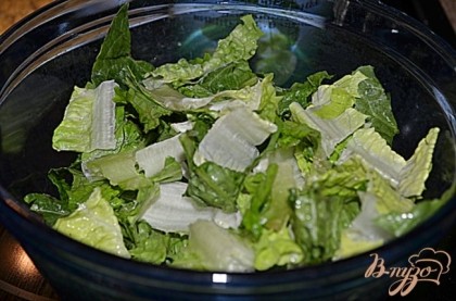 Листья салата нарвать в большую емкость.