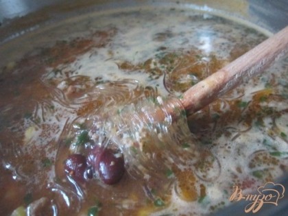 Выложить в суп в самом конце приготовления.Добавить соль и зелень по вкусу.