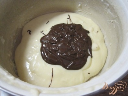 Отделить 1/3 от всего готового крема и ввести растопленный шоколад. Быстро все перемешать.
