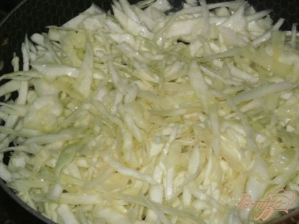 Немного обжариваем капусту на сковороде с растительным маслом.