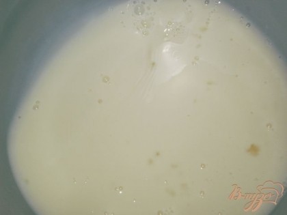 В теплом молоке растворяем дрожжи, сахар, соль, добавляем растопленное сливочное масло, взбитое яйцо, ванилин.