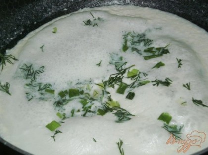 Готовим соус: на растительном масле обжариваем муку, вливаем молоко, добавляем соль, зелень по вкусу и варим до загустения.