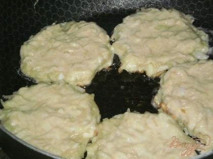 На сковороду с разогретым маслом ложкой выкладываем тесто и жарим оладьи с обеих сторон.