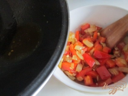 Обжаренные овощи выложить из сковороды так чтобы масло в котором они жарились осталось в сковороде.