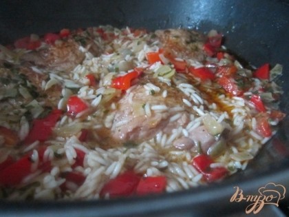 Дать постоять под закрытой крышкой до полного набухания риса. Это относится в рису басмати, который готовится быстро. При таком приготовлении он останется рассыпчатым.