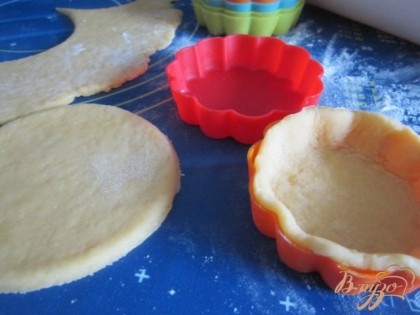 Тесто раскатать в пласт 0,5 см., вырезать круги и разложить по формочкам для тарталеток.