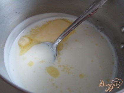 Для крема нагреть молоко , сахар и ваниль по вкусу. Добавить сливочное масло.Загустить крахмалом.