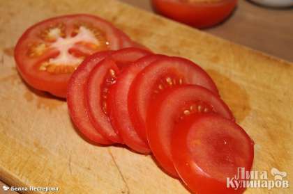 Нарезать помидоры кружочками.