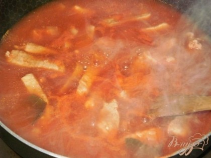 Добавляем томатную пасту, понемногу вливаем 1-1,5 стакана воды, тщательно все перемешиваем и на медленном огне тушим мясо еще 40-50 минут.