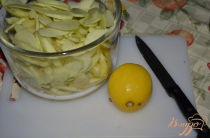 Яблоки почистить и порезать тонко.Вылить поверх лимон.сок.
