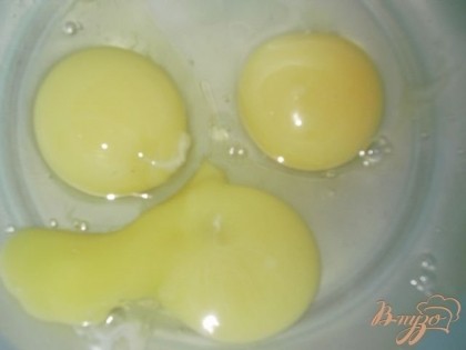 В глубокую посуду разбиваем яйца. Добавляем сахар, соль и взбиваем венчиком.