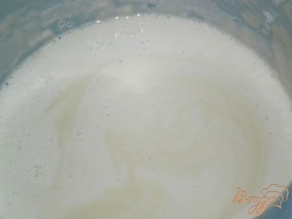 Начинаем понемногу вливать молоко в тесто, тщательно перемешивая.