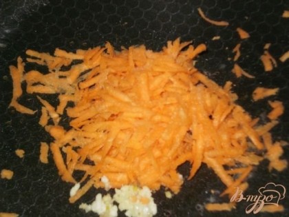 Морковь натираем на крупной терке и добавляем к ней измельченный чеснок.