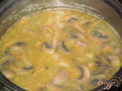 Обжаренные морковь и грибы отправляем в кастрюлю, добавляем сливки и варим суп еще 10-15 минут.