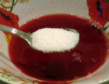 Хорошо выдавить сок из ягод, добавить к нему сахар и крахмал.