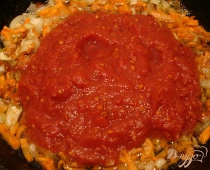 На растительном масле пассеруем лук, морковь, в конце добавляем томатный соус.Всё вместе перемешиваем, доводим до кипения и выключаем.