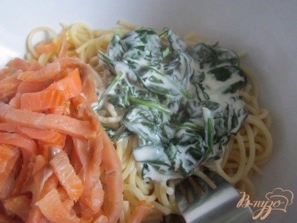 К спагетти выложить кусочки семги и шпинат, хорошо перемешать.