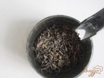 В небольшой  заварничек ( у меня на 2 порции) насыпать  листовой чай по желанию и  вкусу.