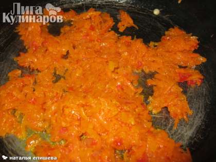 Морковь и сладкий перец обжарить на растительном масле