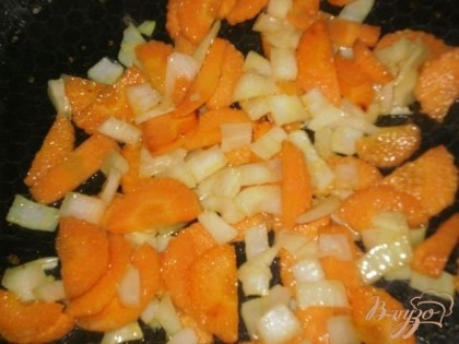Нарезаем морковь и лук, измельчаем чеснок и обжариваем все на растительном масле.