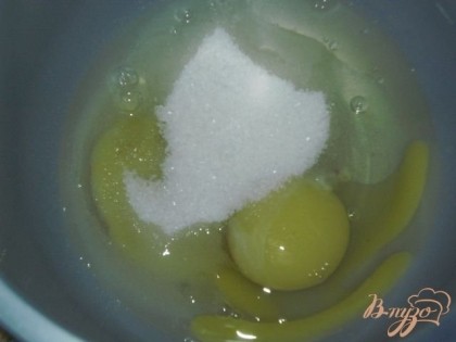 В глубокую посуду разбиваем яйца, добавляем сахар и взбиваем миксером.