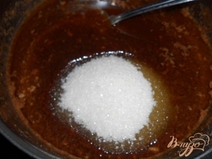 Добавить сахар и держать на плите пока он полносью не растворится, огонь должен быть маленький - масло не должно кипеть!