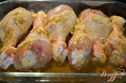 Куриные ножки смажем приготовленной смесью. Положить на противень с фольгой или в жаропрочное блюдо.готовим примерно в духовке 45 мин.