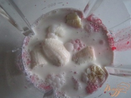 В блендер налить молоко, протертые ягоды, банан и сахар по вкусу. Включить на 1 мин.