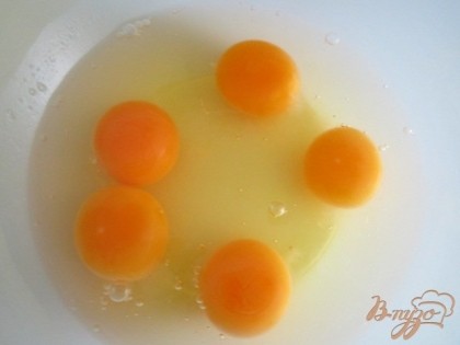 Яйца немного взбить венчиком.