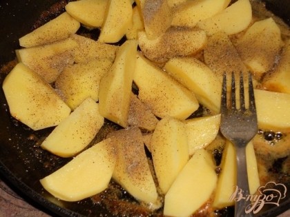 Картофель дольками слегка обжарить, посолив и поперчив.Переложить картофель к ребрышкам и тушить до готовности,подсолив если нужно.