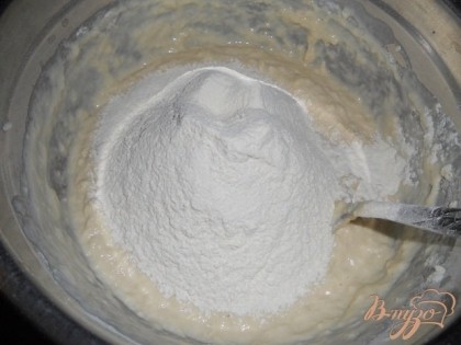 Дрожжи перемешать с молоком, добавить сахар, яйцо и соль, перемешать. Просеянную муку добавляем частями и замешиваем тесто.