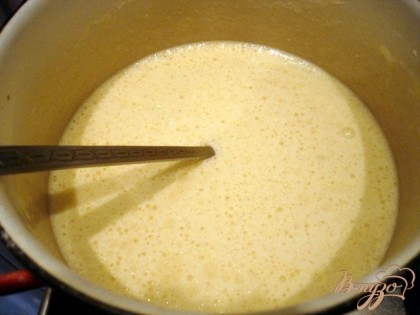 Выливаем норму молока в посудину и сразу отливаем часть молока в стакан. В первую часть добавляем яйца и взбиваем их с молоком.Добавляем муку, хорошо размешиваем, тесто получается, как сметана средней густоты.Замешивая блинное тесто таким способом мы избегаем комочков.В густоватое тесто тонкой струйкой вливаем молоко из стакана и быстро соединяем. Тесто получается без единого комочка.
