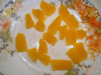 Дольки апельсина очистить от плёночек.