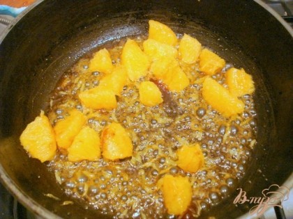 На сковороде растопить 2 ст. ложки сахара с 1 чайной ложечкой масла, и закарамелизировать кусочки апельсинов.
